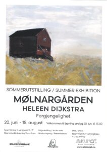Plakat for Sommerutstilling på Mølnargården, med Heleen Dijkstras verk. Inkluderer informasjon om arrangementet på både norsk og engelsk, samt et bilde av en rød låvelignende bygning.